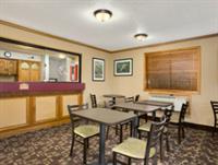 Фото Super 8 by Wyndham Dunbar/Charleston Area