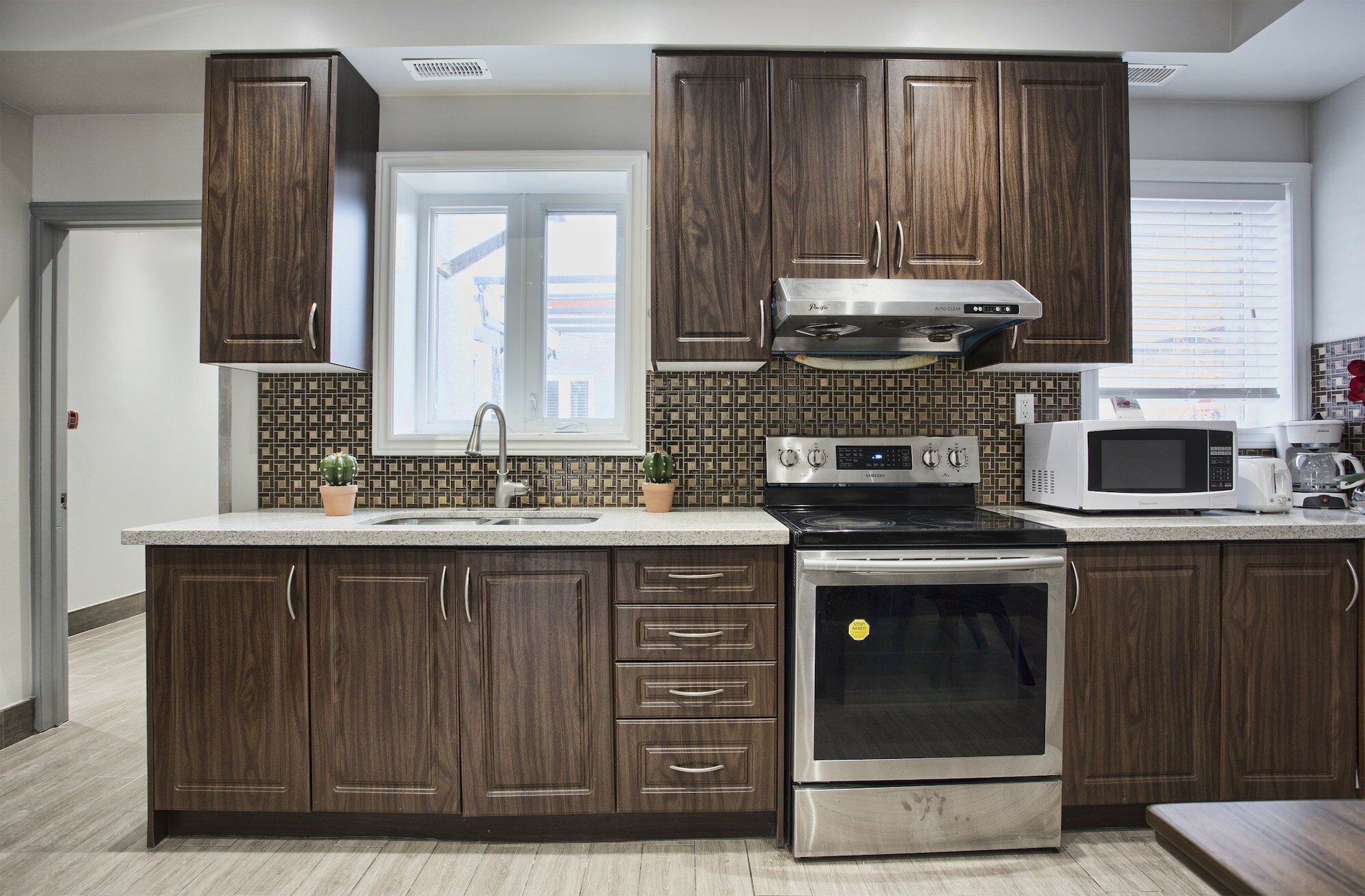 Фото Toronto Rooms and Suites