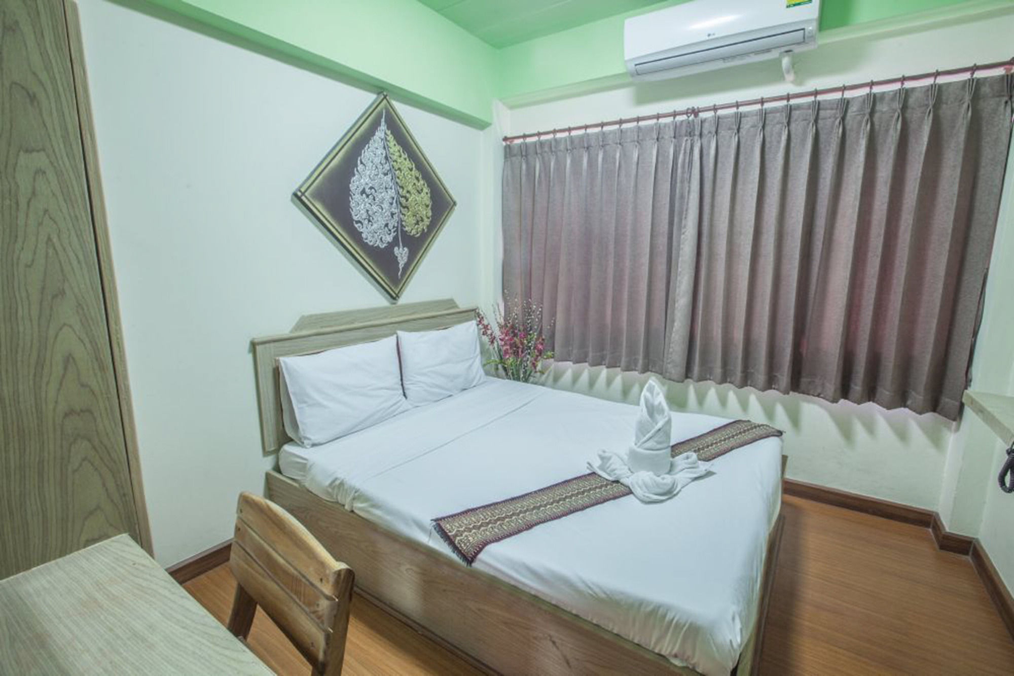 Фото Home Place Hotel