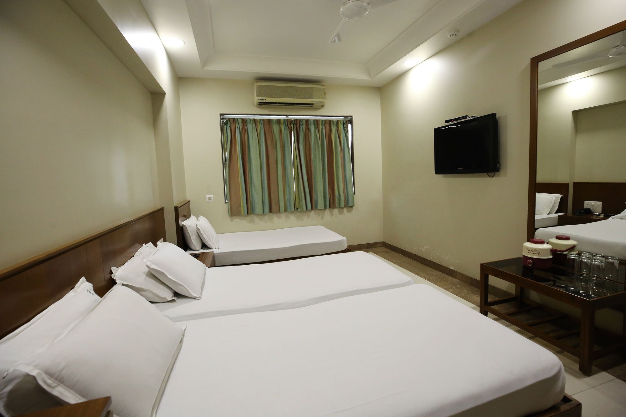 Фото Hotel Bombay International