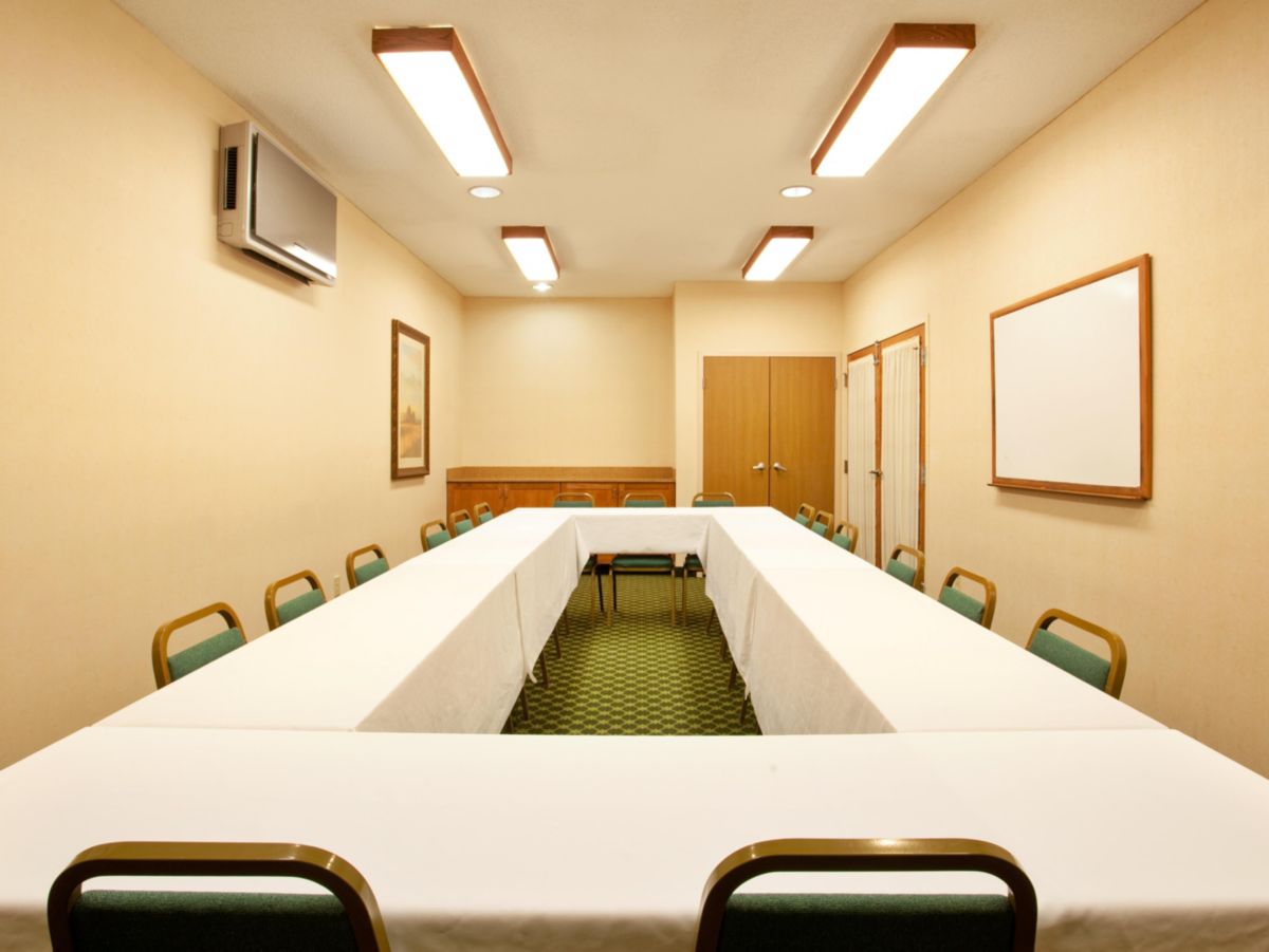 Фото Super 8 by Wyndham Ambassador Bridge Windsor On