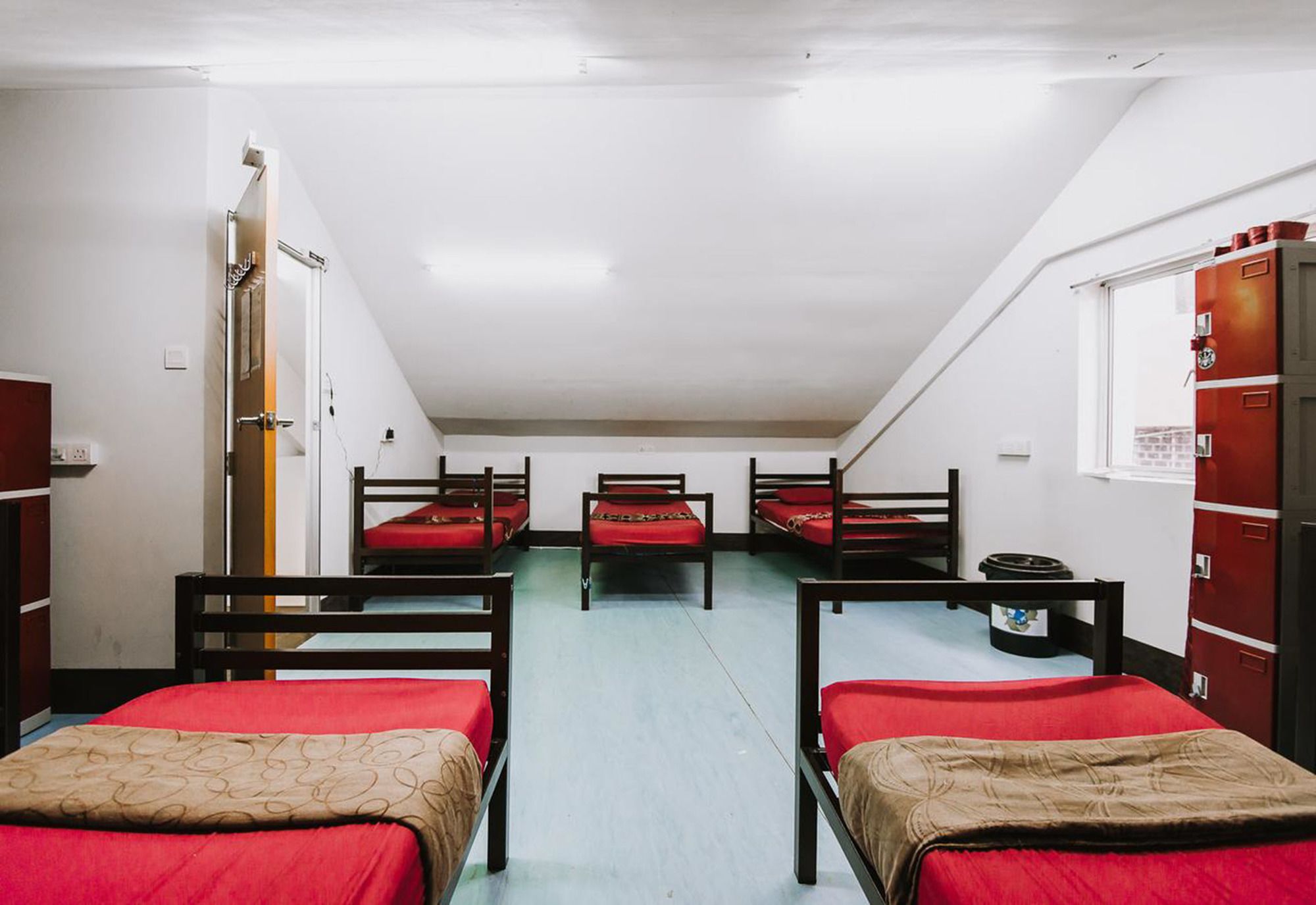 Фото Step Inn Too - Hostel