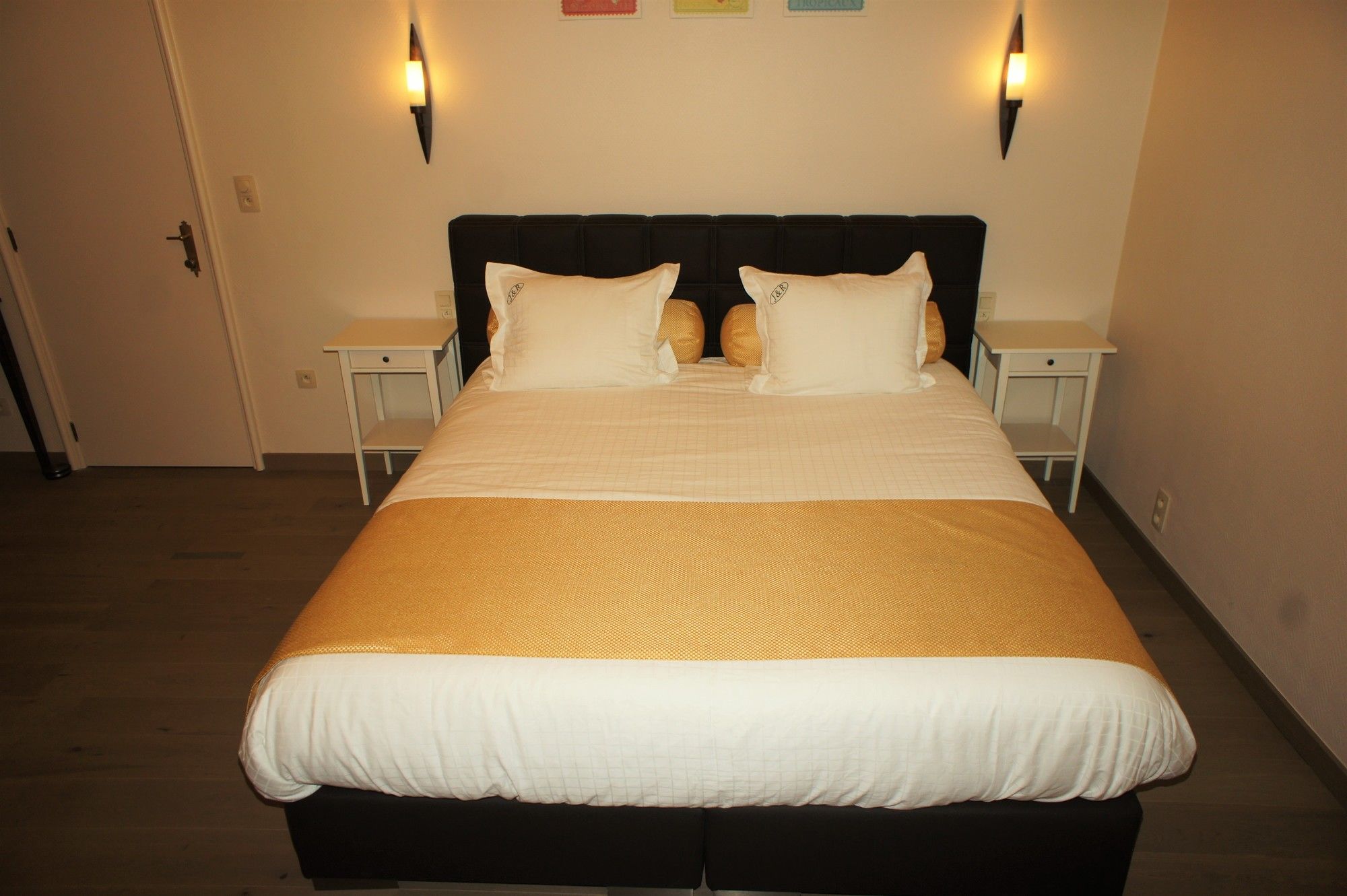 Фото J and R Brussels City Apartment