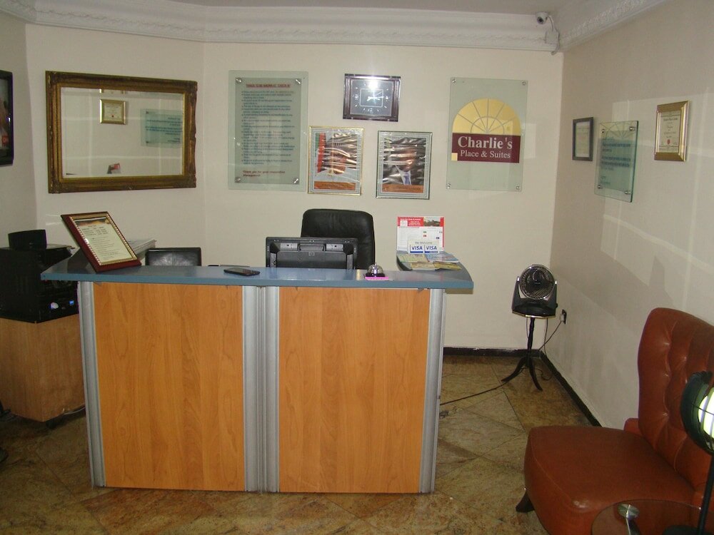 Фото Charlies Place And Suite