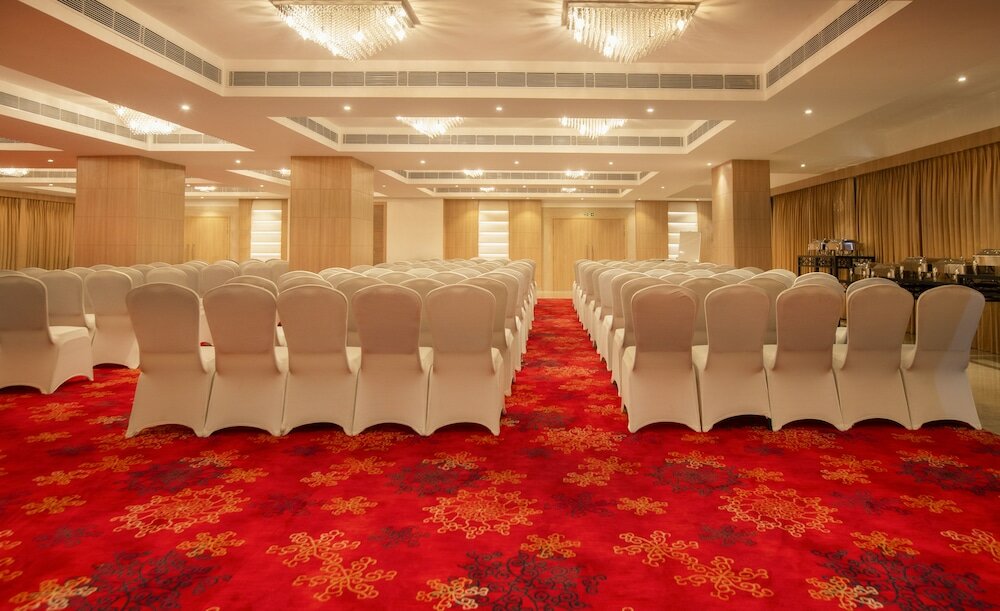 Фото Red Fox Hotel Dehradun