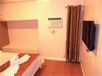 Фото Tr3ats Guest House Bohol - Hostel