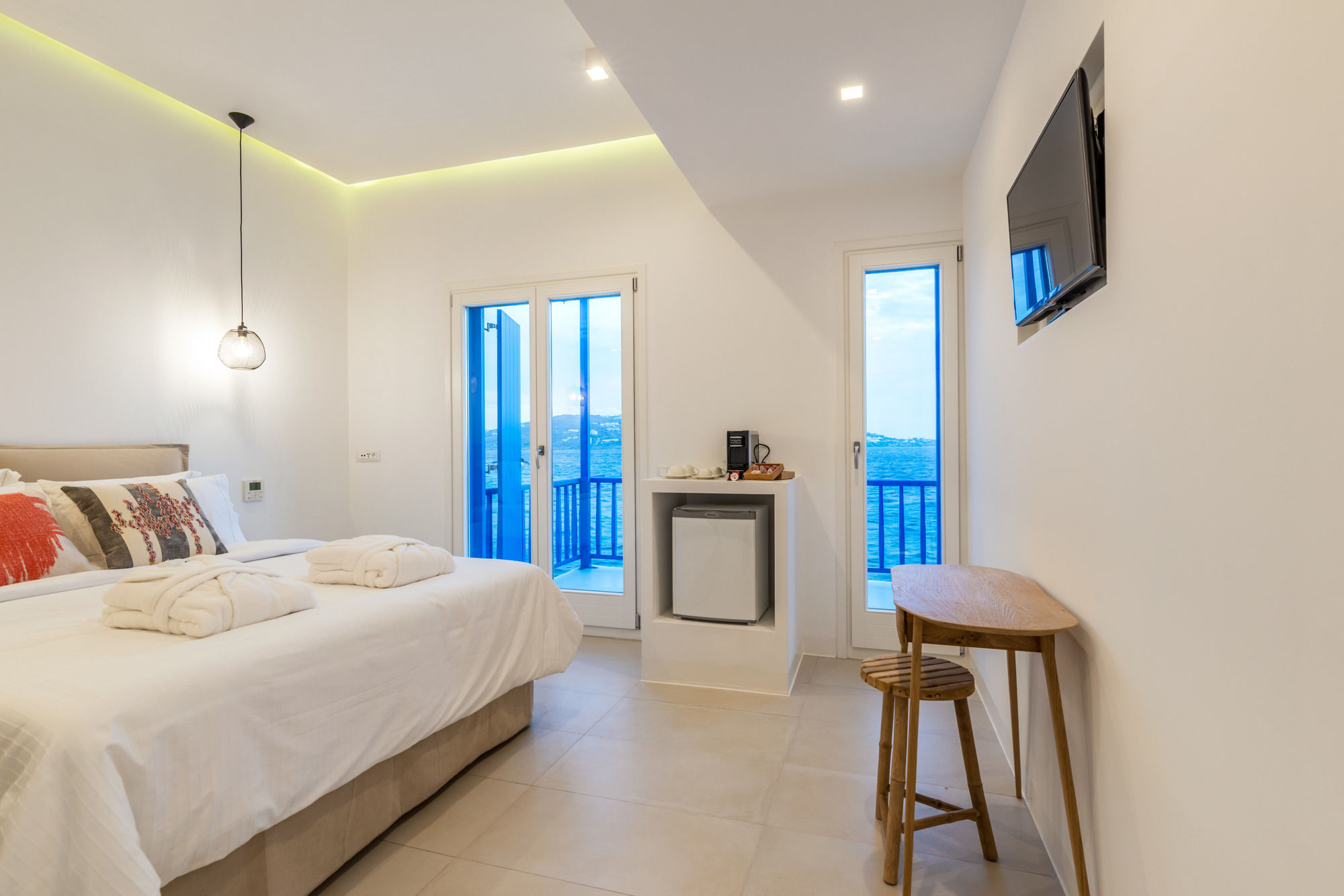 Фото Bluetopia Suites