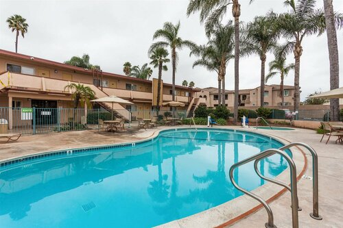 Гостиница Super 8 by Wyndham Oceanside Marty's Valley Inn в Оушенсайде
