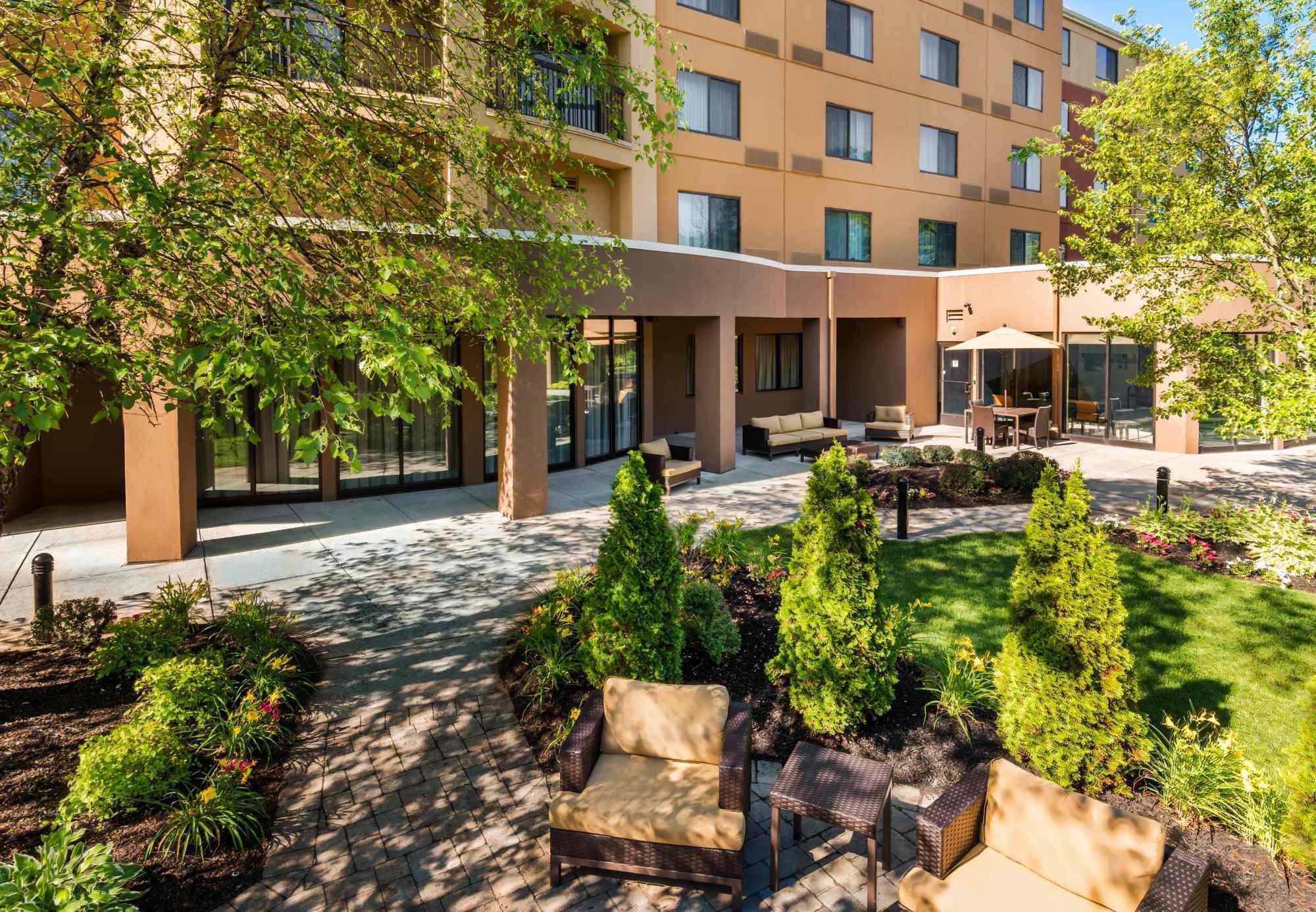 Фото Courtyard by Marriott Providence Lincoln