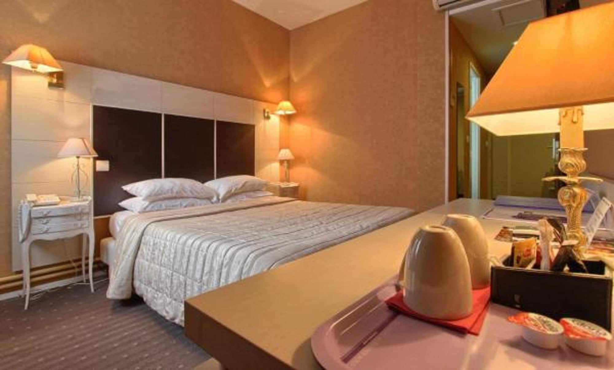 Фото Campanile Chartres Centre - Gare - Cathédrale