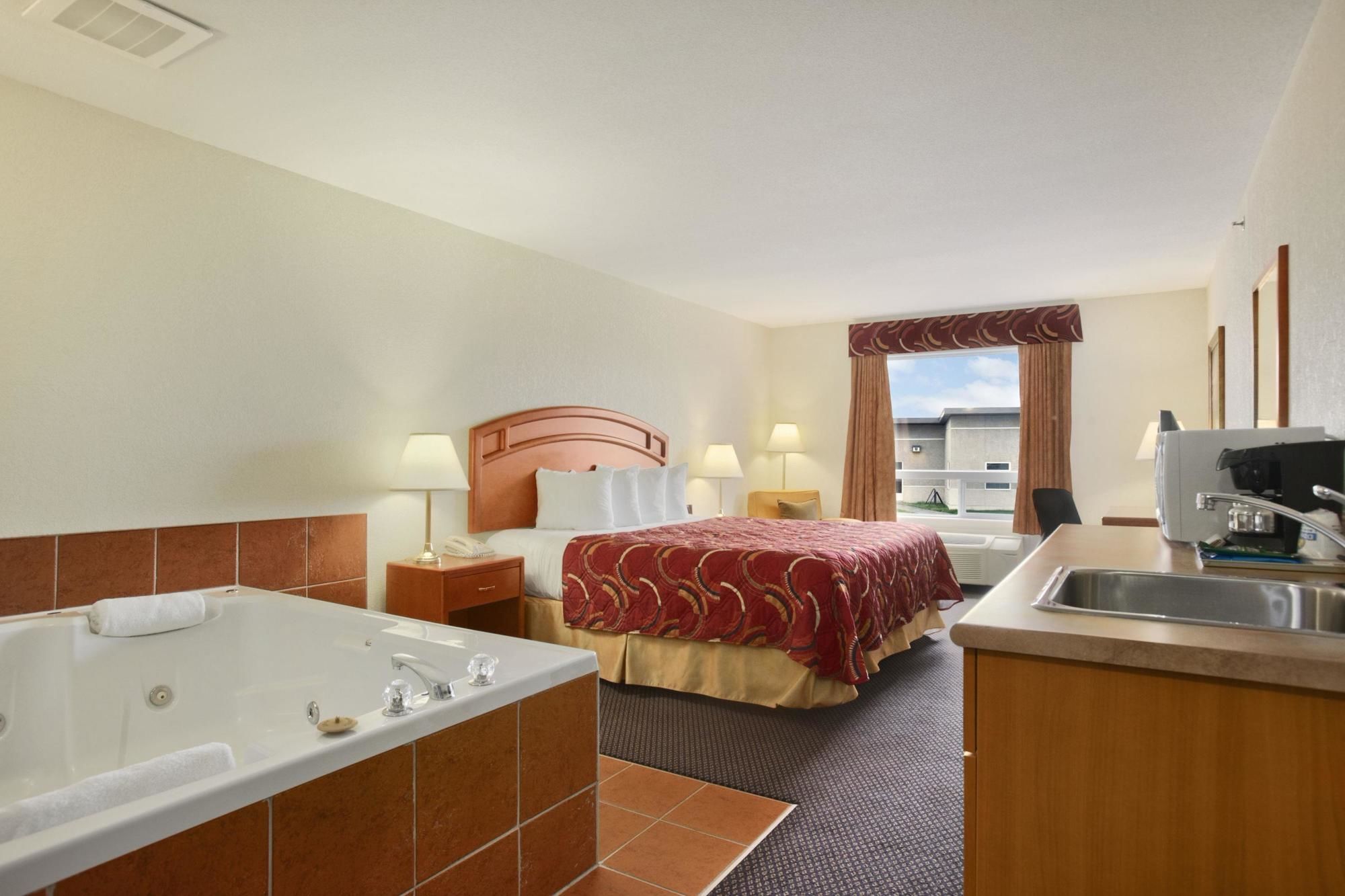 Фото Days Inn & Suites by Wyndham Thompson