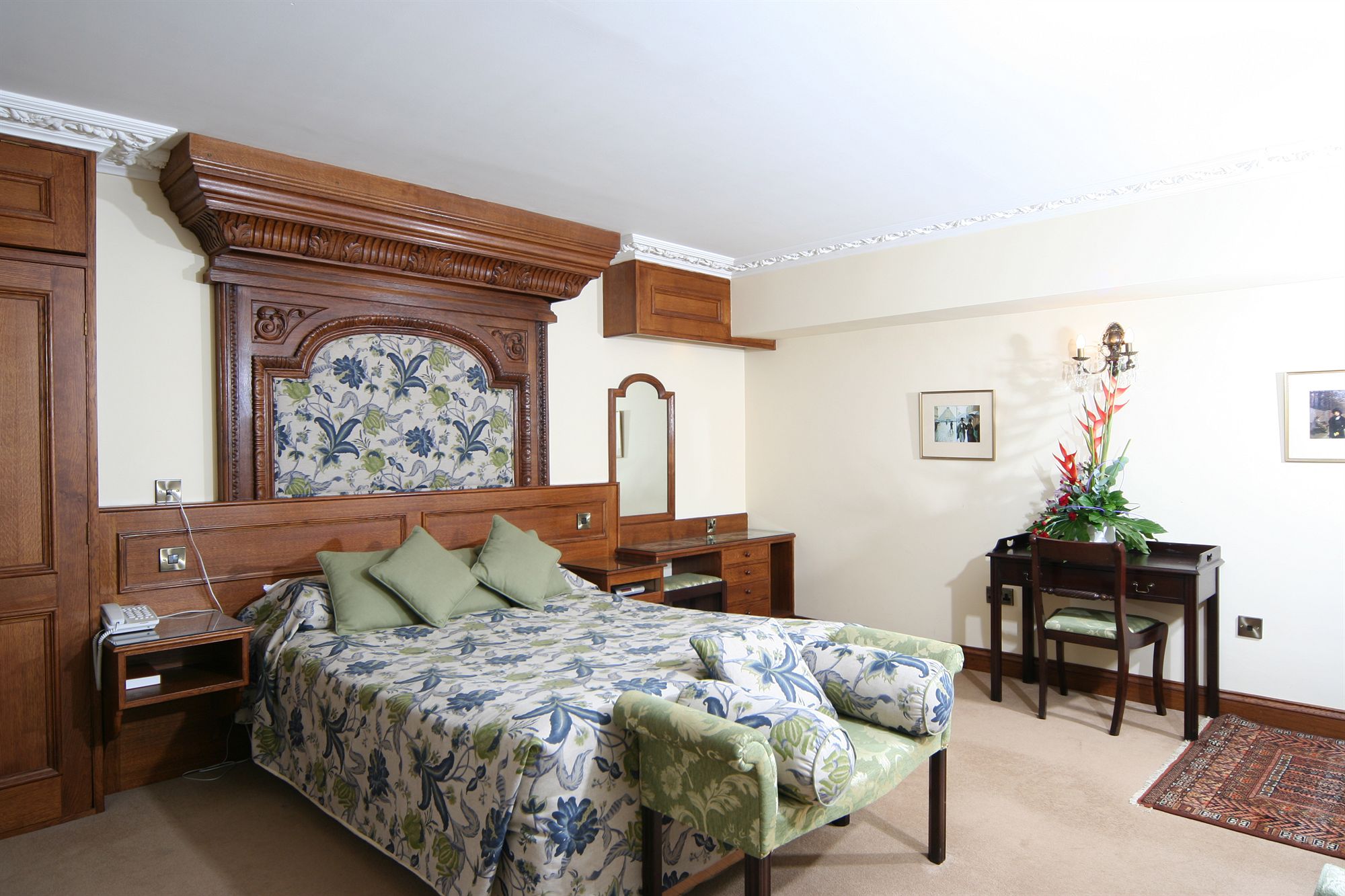 Фото The Feathers Hotel