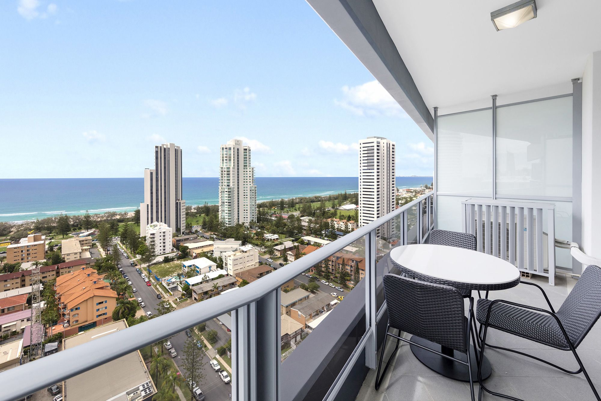 Фото Meriton Suites Broadbeach, Gold Coast