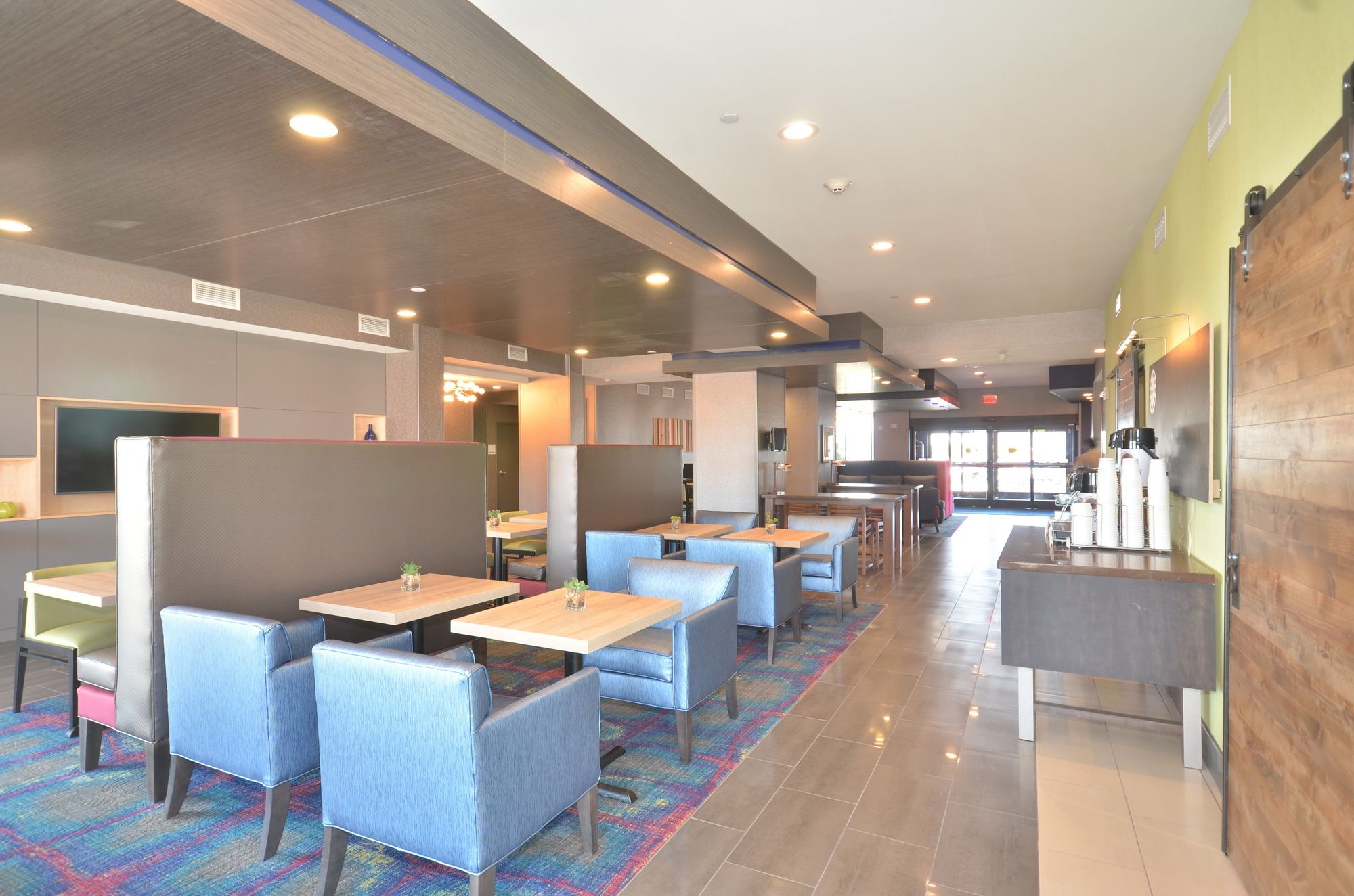 Фото Holiday Inn Express & Suites Oklahoma City Mid - Arpt Area, an Ihg Hotel