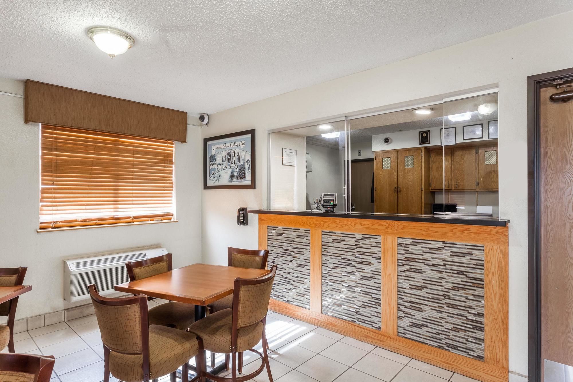 Фото Super 8 by Wyndham College Park Wash Dc Area