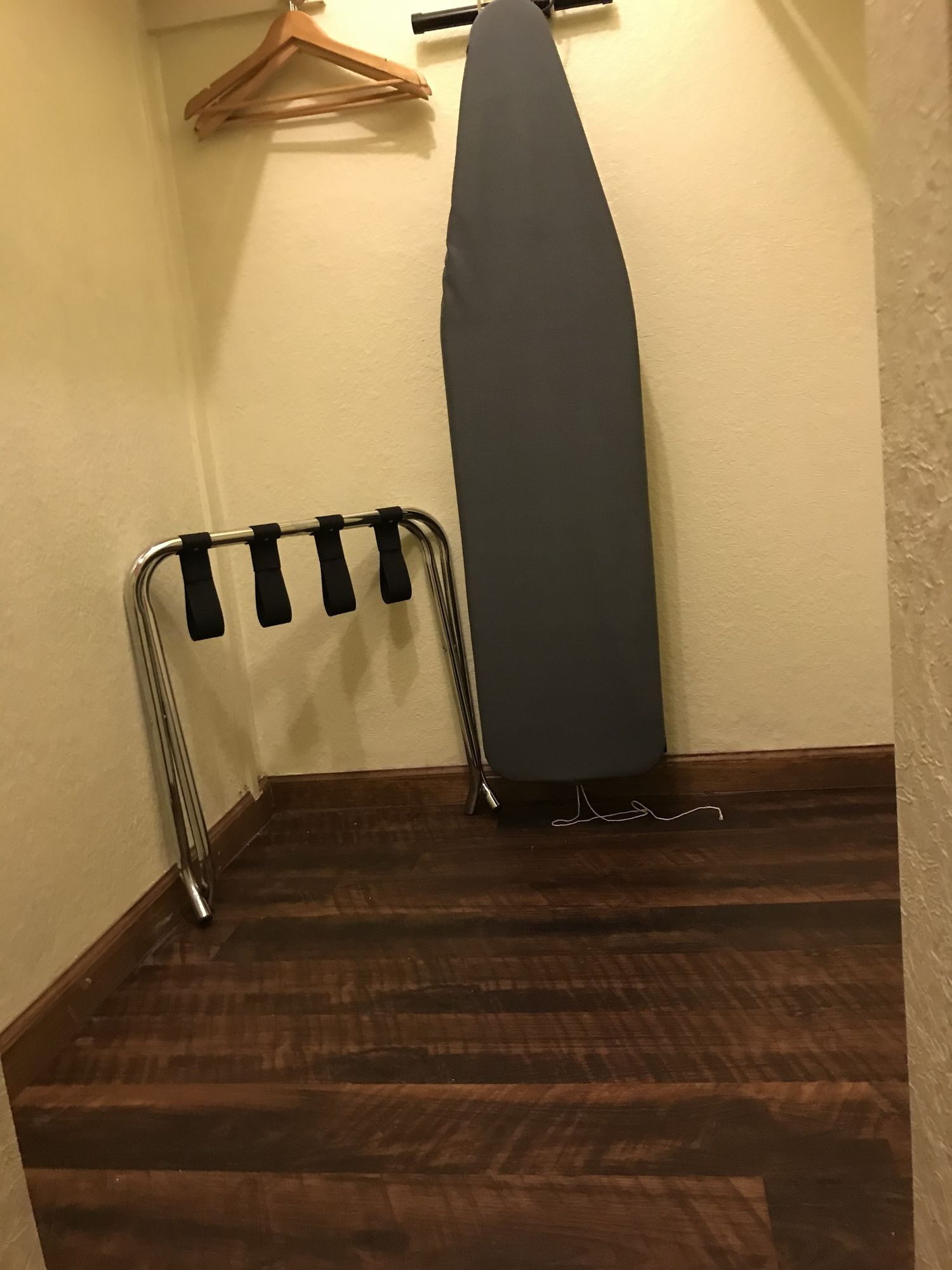 Фото Americas Best Value Inn & Suites Anchorage Airport