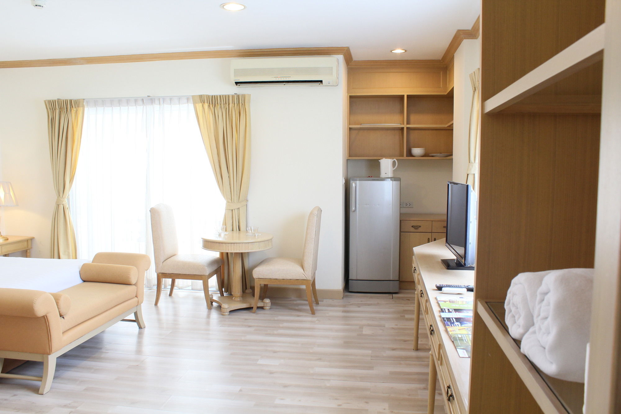 Фото Romance Hotel Srinakarin