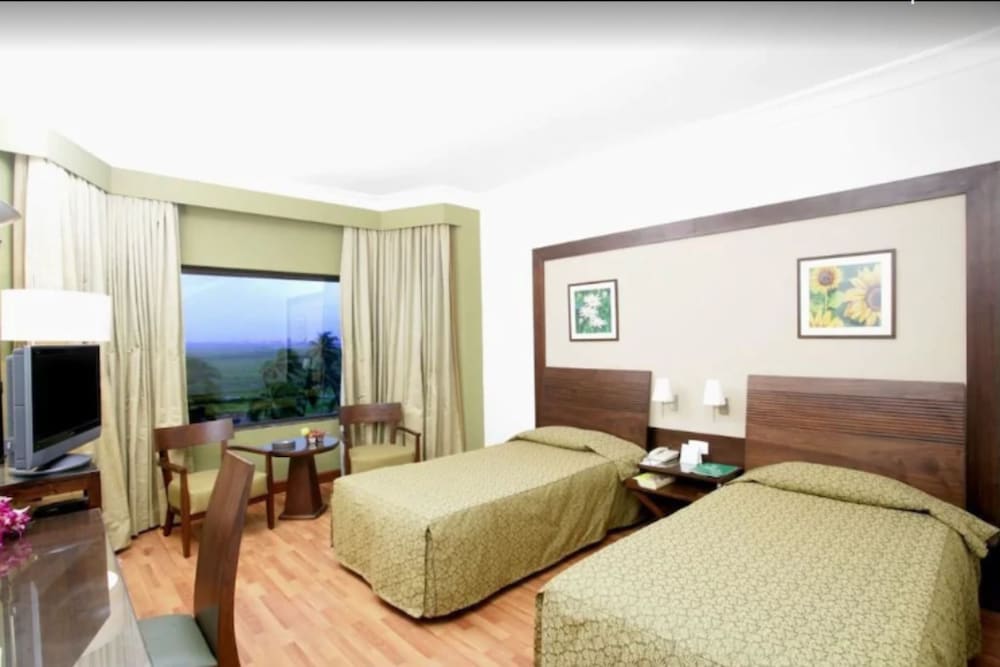 Фото The Retreat Hotel & Convention Centre