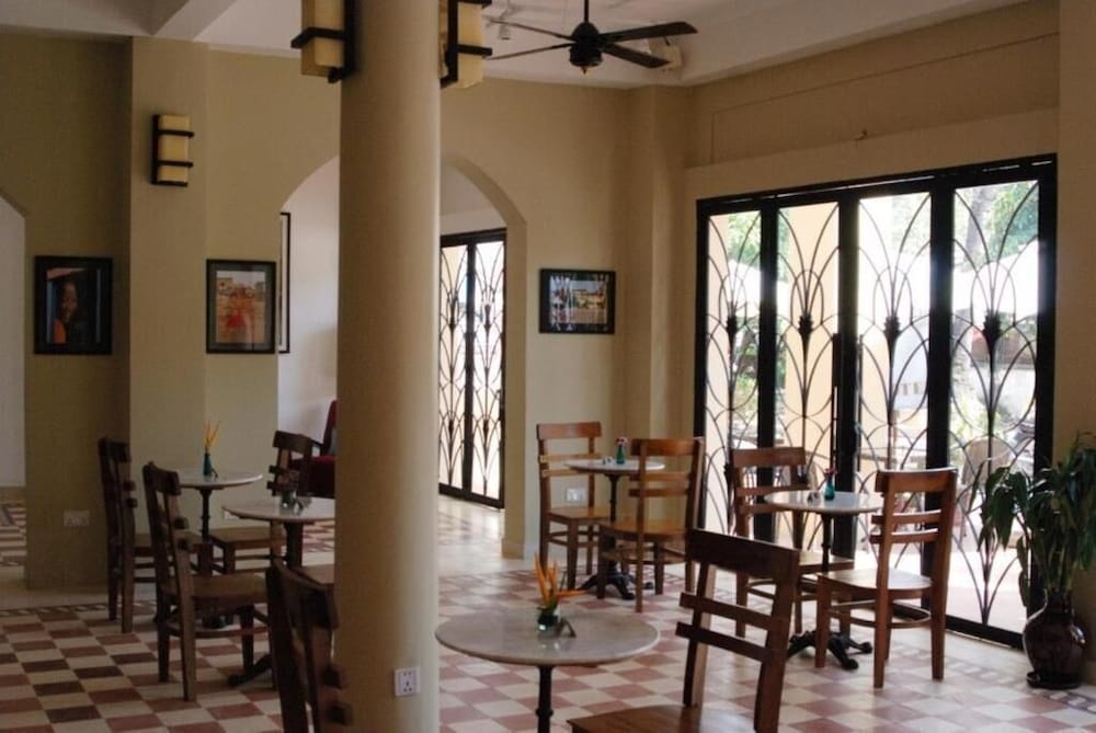 Фото The Columns Hotel