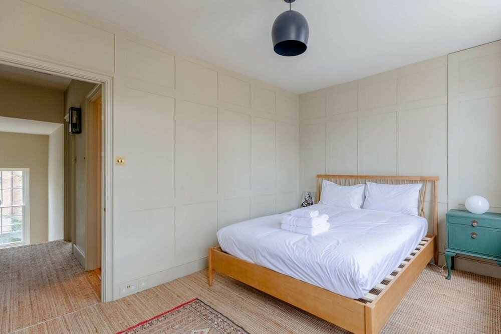 Фото Spacious & Elegant 2bd Victorian Flat - Islington!