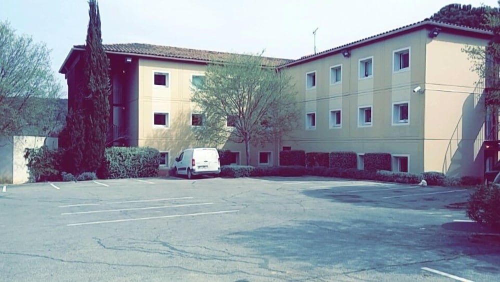 Фото hotelF1 Aix en Provence Sainte Victoire