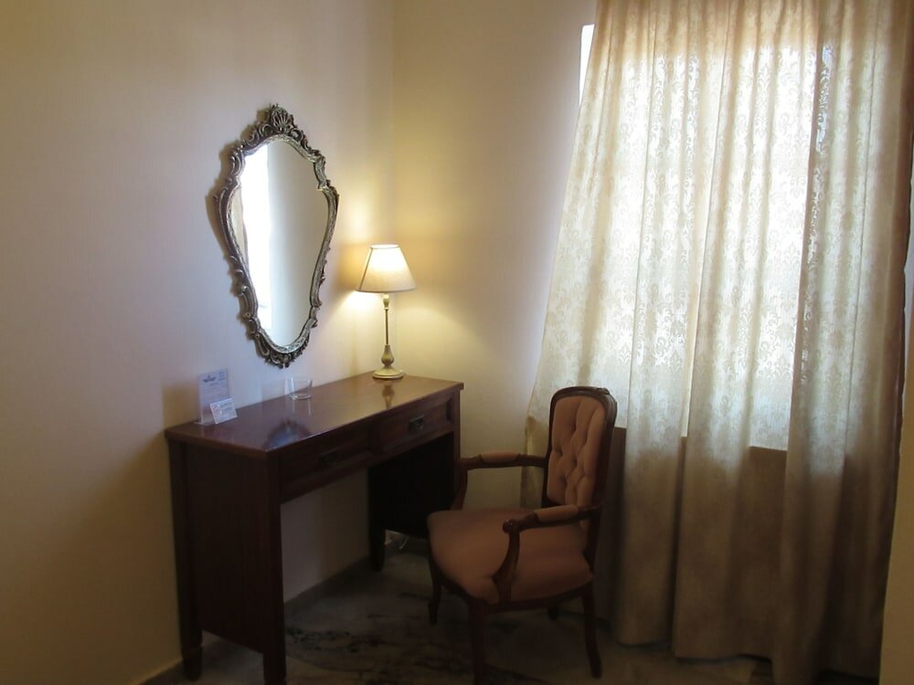 Фото Byron Hotel