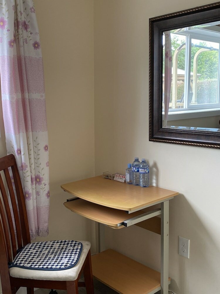 Фото Yvr Vickie’s Bed and Breakfast