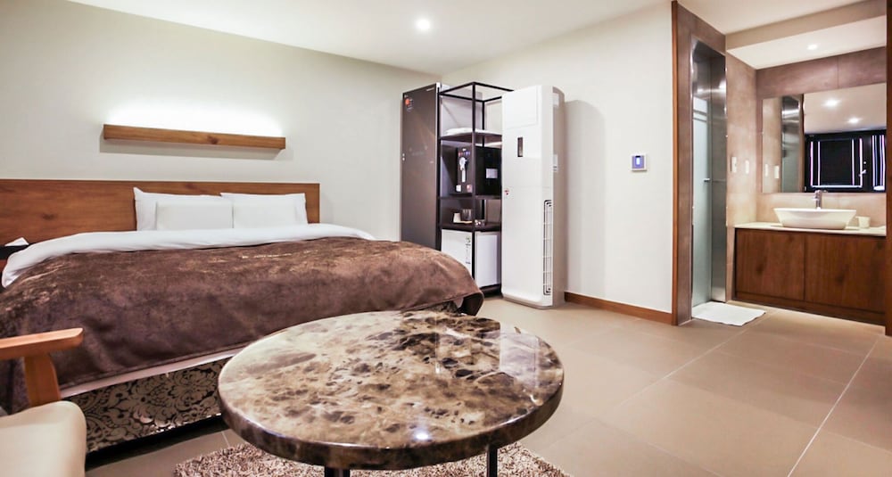 Фото Suwon City Hall Station Tumi