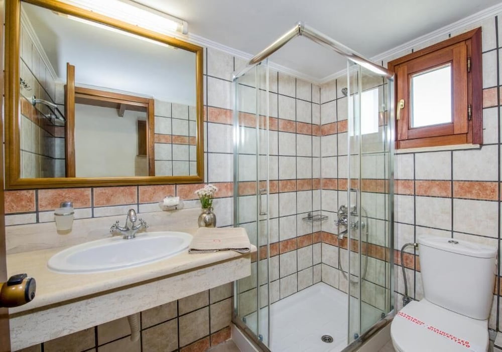 Фото Omega Platanias