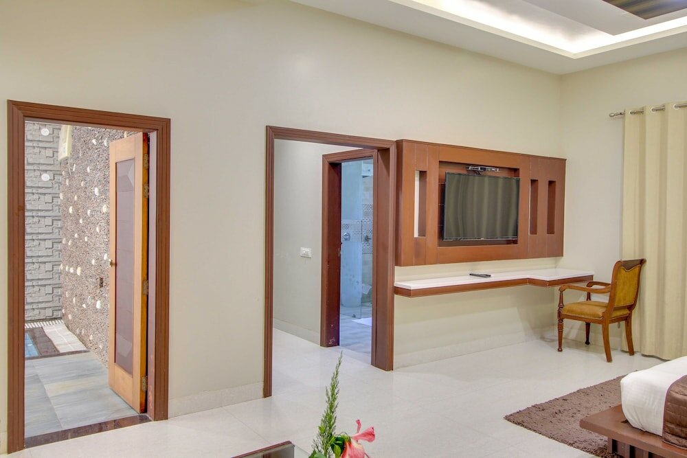 Фото Maulik Mansion Resort