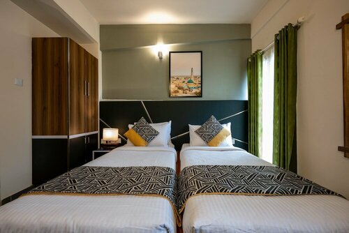 Гостиница C J Grande Business Hotel