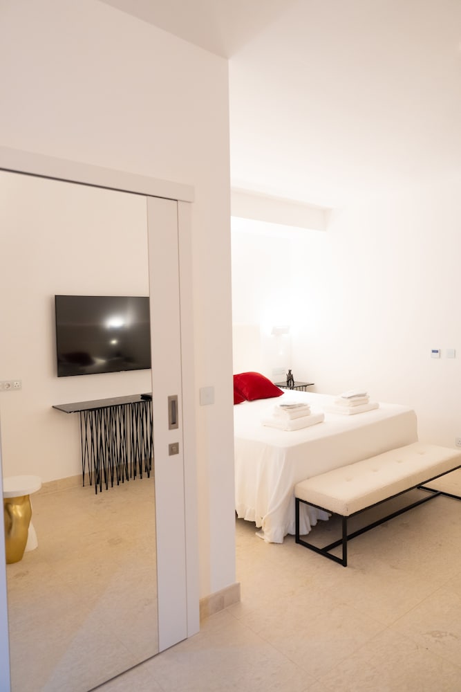 Фото The White Knight Premium Boutique Hotel