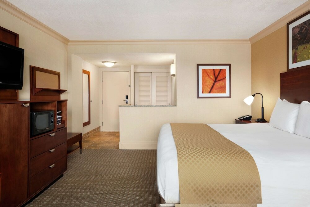 Фото DoubleTree by Hilton Hotel Dallas – Love Field