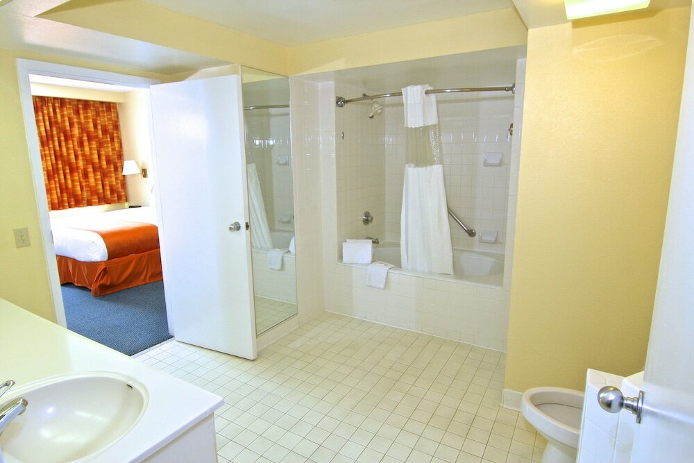 Фото Ramada by Wyndham Kissimmee Gateway