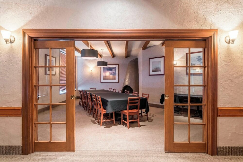 Фото Four Points by Sheraton Edmonton South