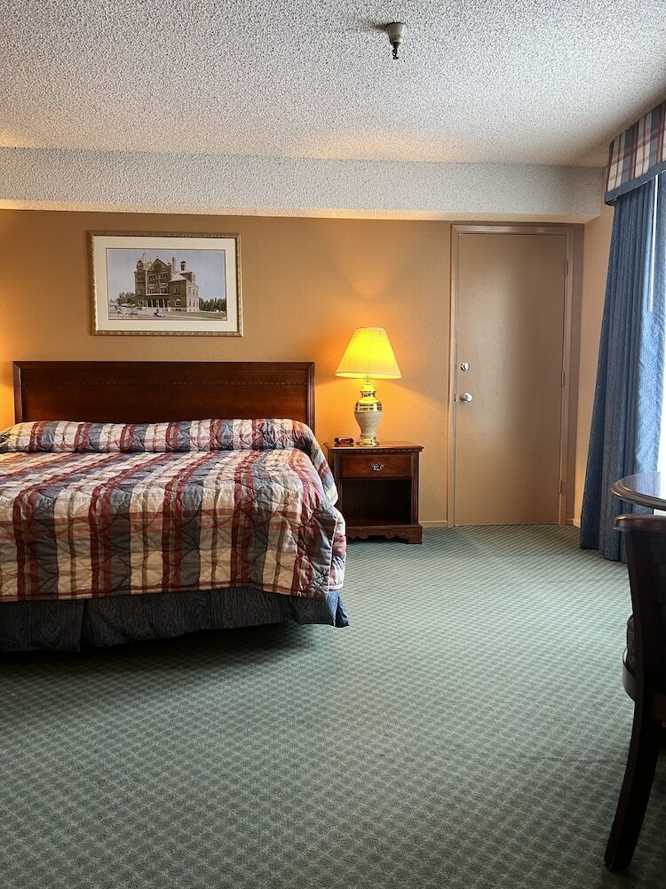 Фото Hardman House Inn & Suites