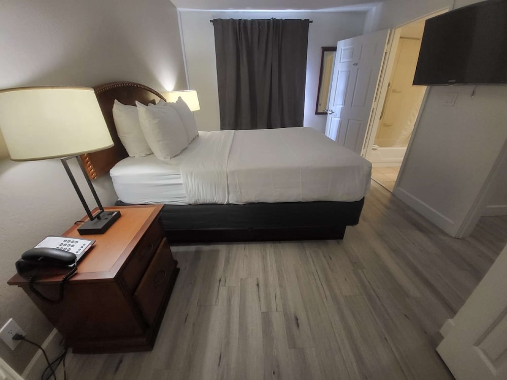 Фото SureStay Plus Hotel by Best Western Tempe University