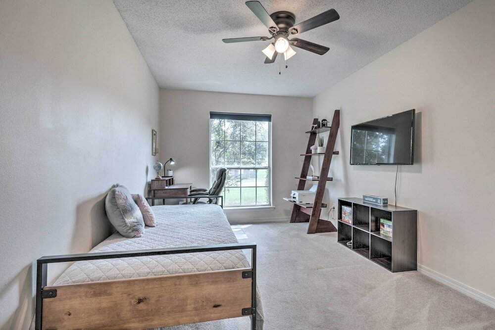 Фото Spacious Home w Sunroom, 15 Mi to Pensacola!