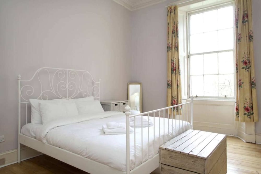 Фото Spacious 4bd Terraced Flat - Edinburgh Old Town