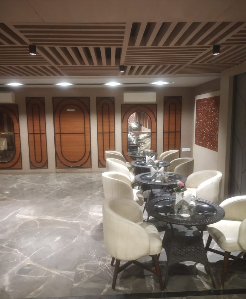 Фото Rnb Select Hotel Walk in Lucknow