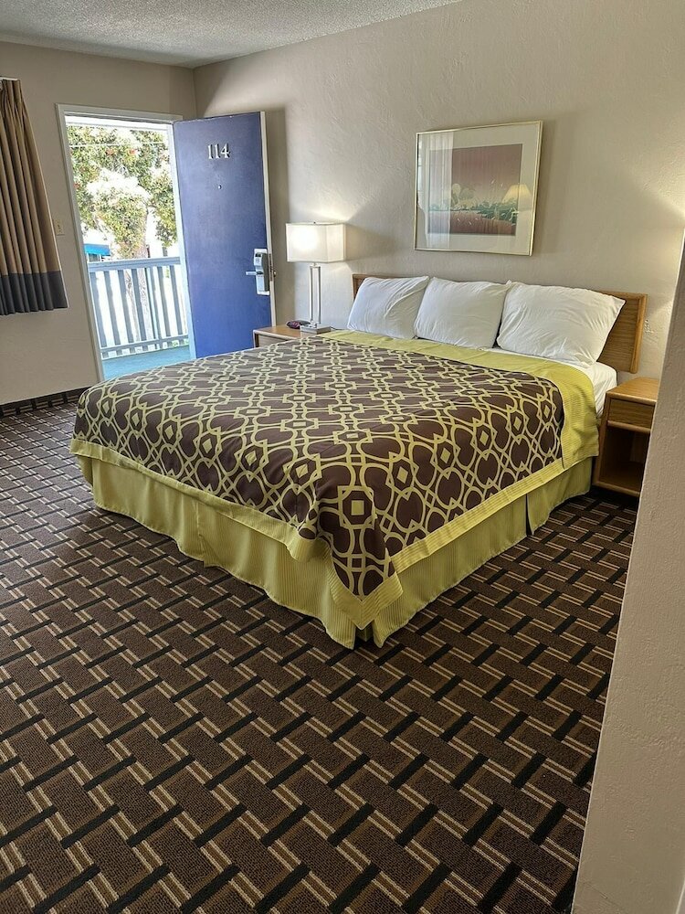 Фото Coastal Breeze Inn