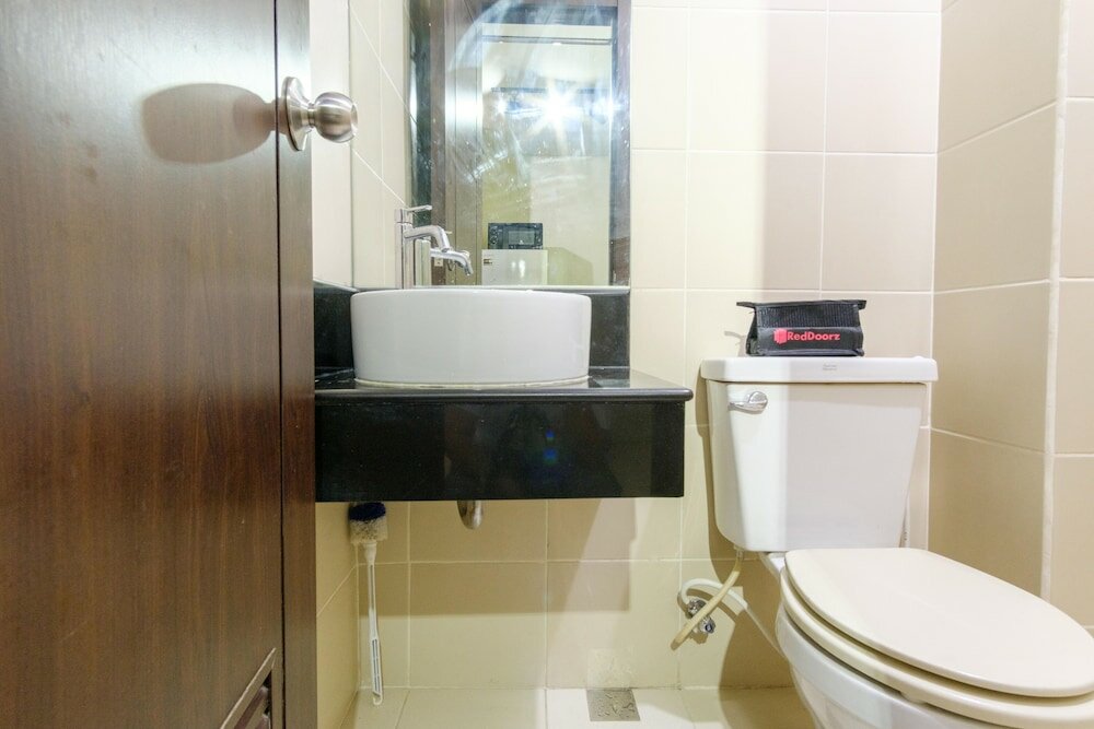 Фото Reddoorz Plus @ Pioneer Woodlands Mandaluyong