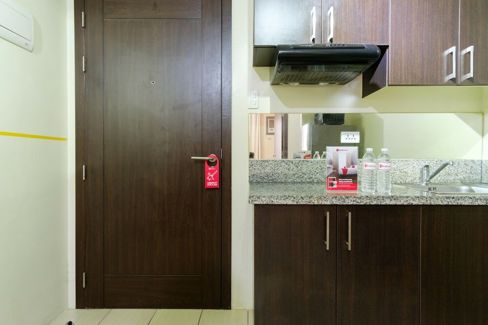 Фото Reddoorz Plus @ Pioneer Woodlands Mandaluyong