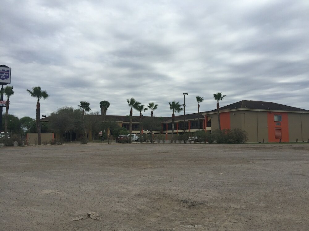 Фото Texas Inn and Suites City Center at University Dr