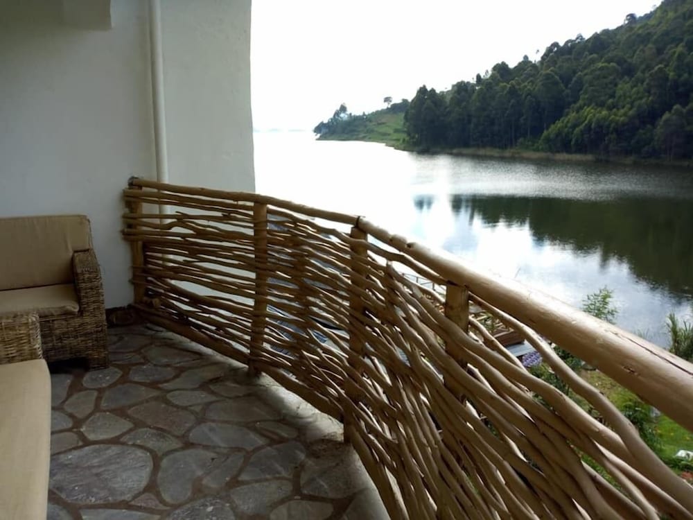 Фото Lake Bunyonyi Rock Resort