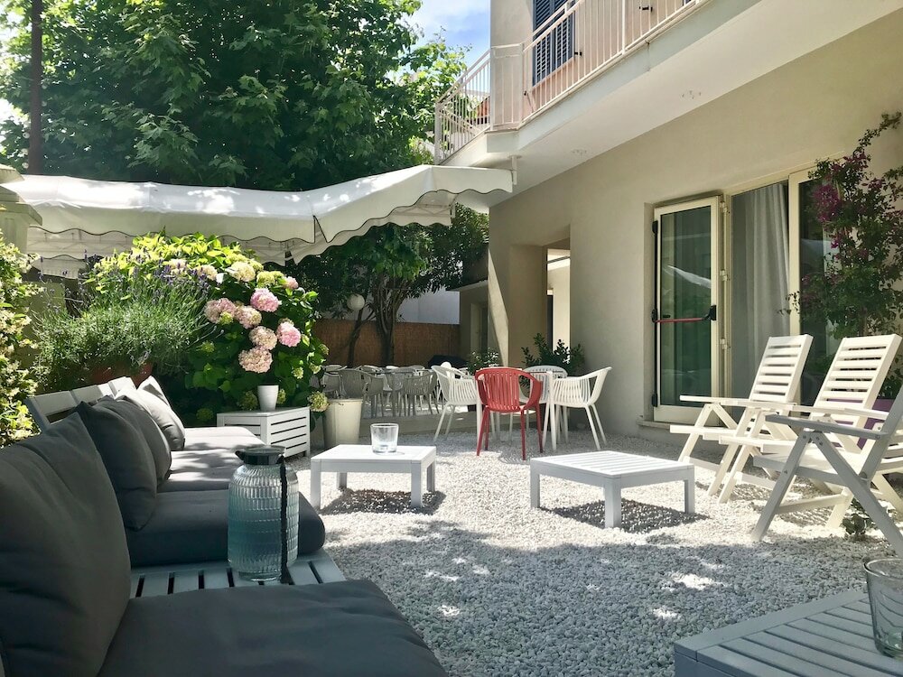 Фото Petit Hotel