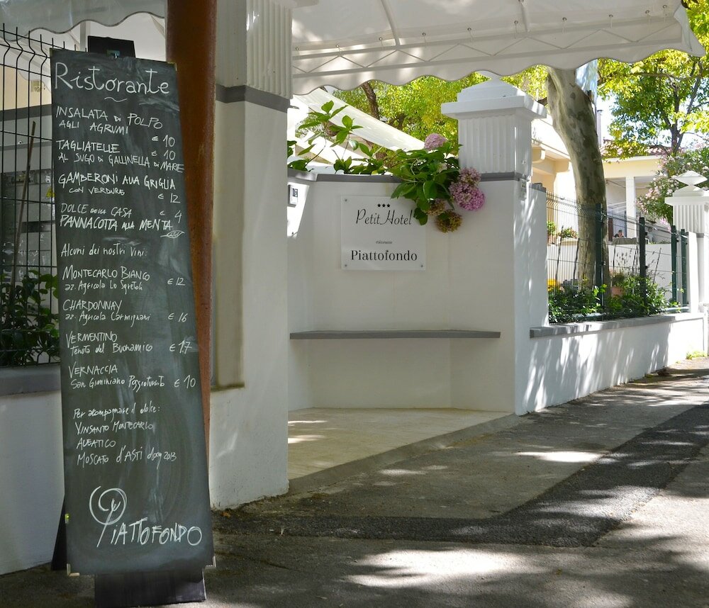 Фото Petit Hotel