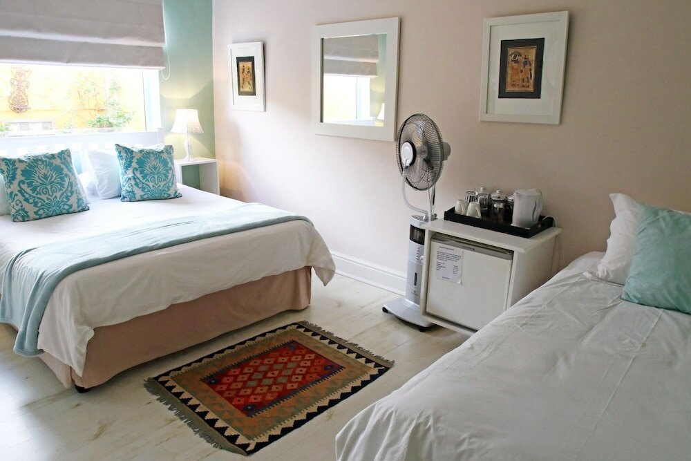 Фото Dolphin Inn Guesthouse