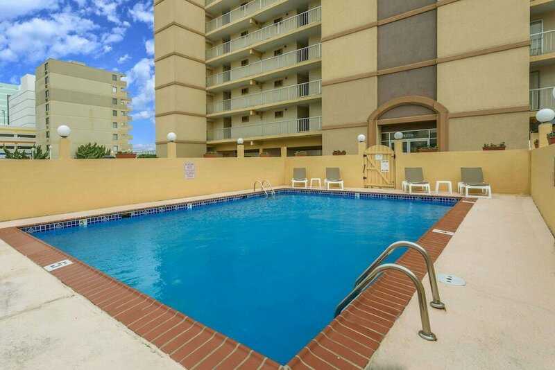 Гостиница Travelodge by Wyndham Suites Virginia Beach Oceanfront в Вирджиния-Бич