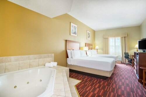 Гостиница Holiday Inn Express Hotel & Suites Woodbridge, an Ihg Hotel